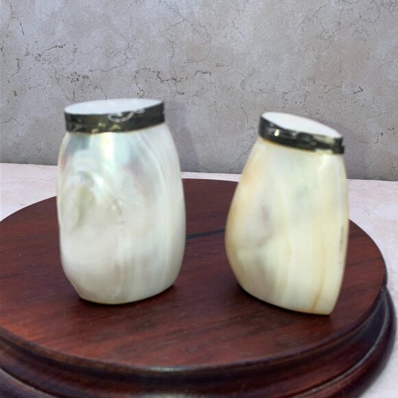 Vintage Two's Company Mother of Pearl Salt & Pepper Shakers Hinged India 1960’s - Picture 4 of 10